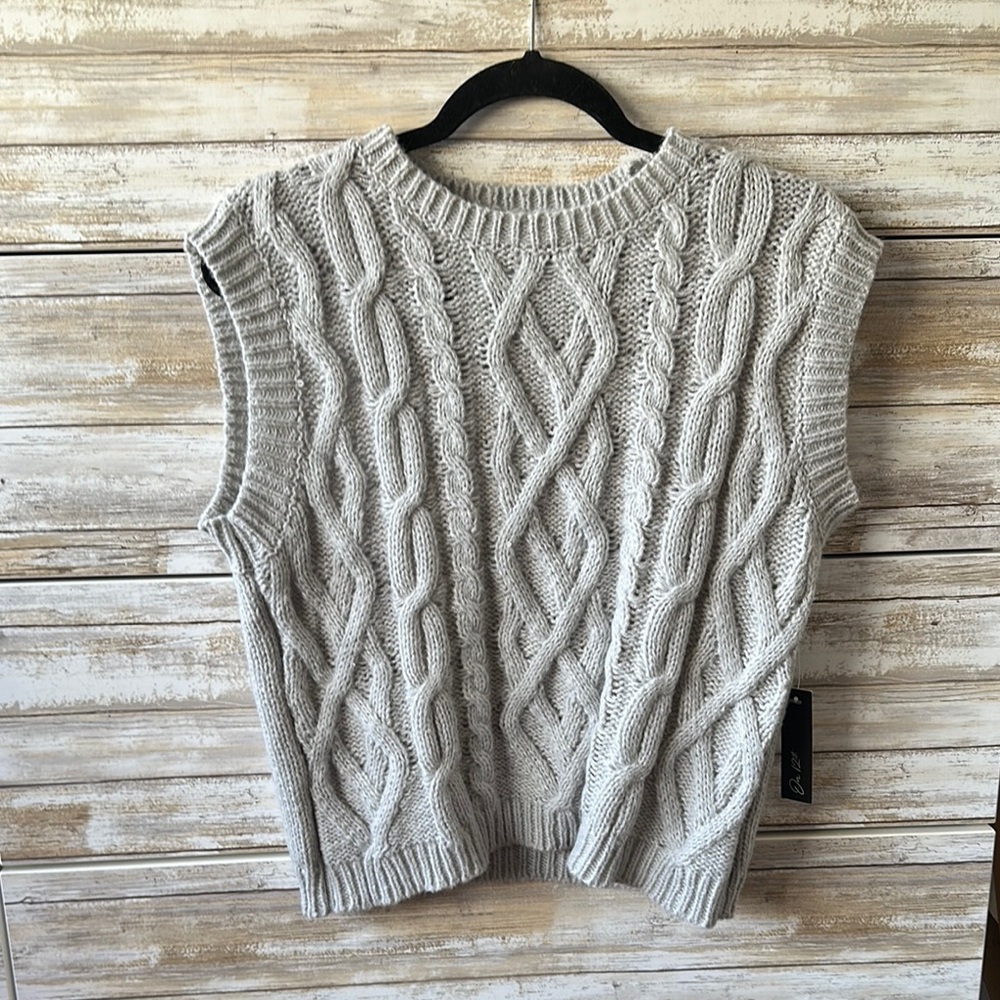 🤍 On 12th Gray Cable Knit Sweater Vest NWT Size L